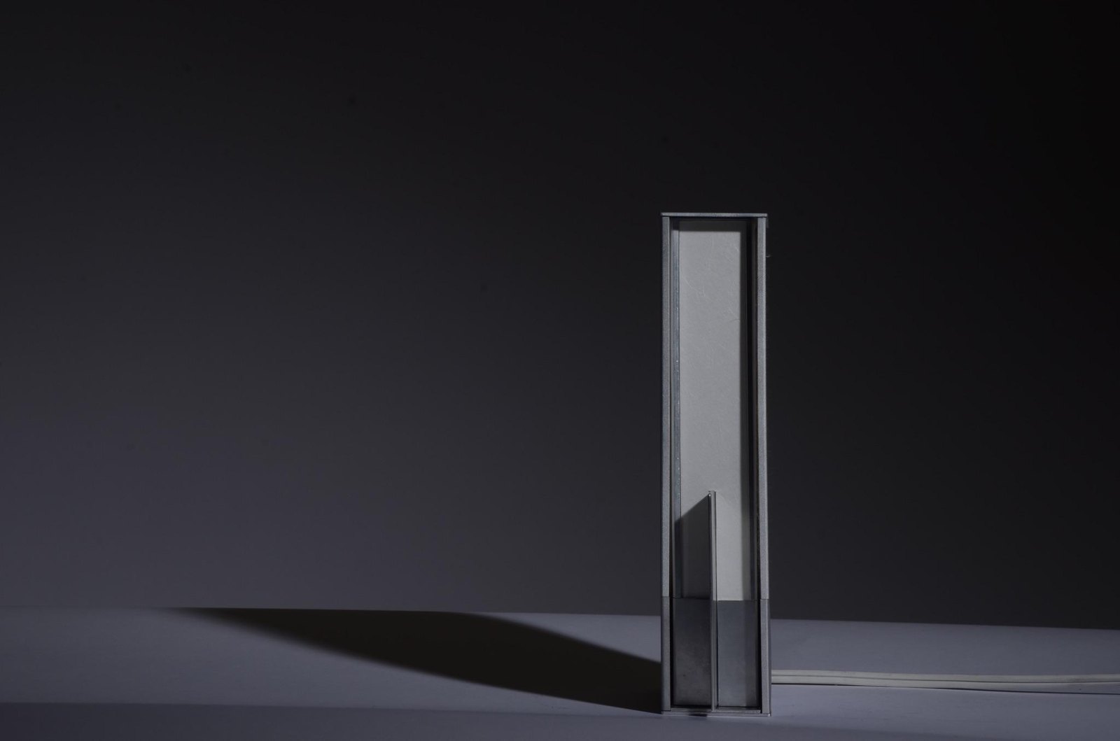 Han standing, panel closed